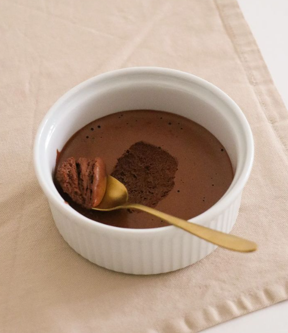 Mousse au chocolat sans œuf cru adaptée aux femmes enceintes.